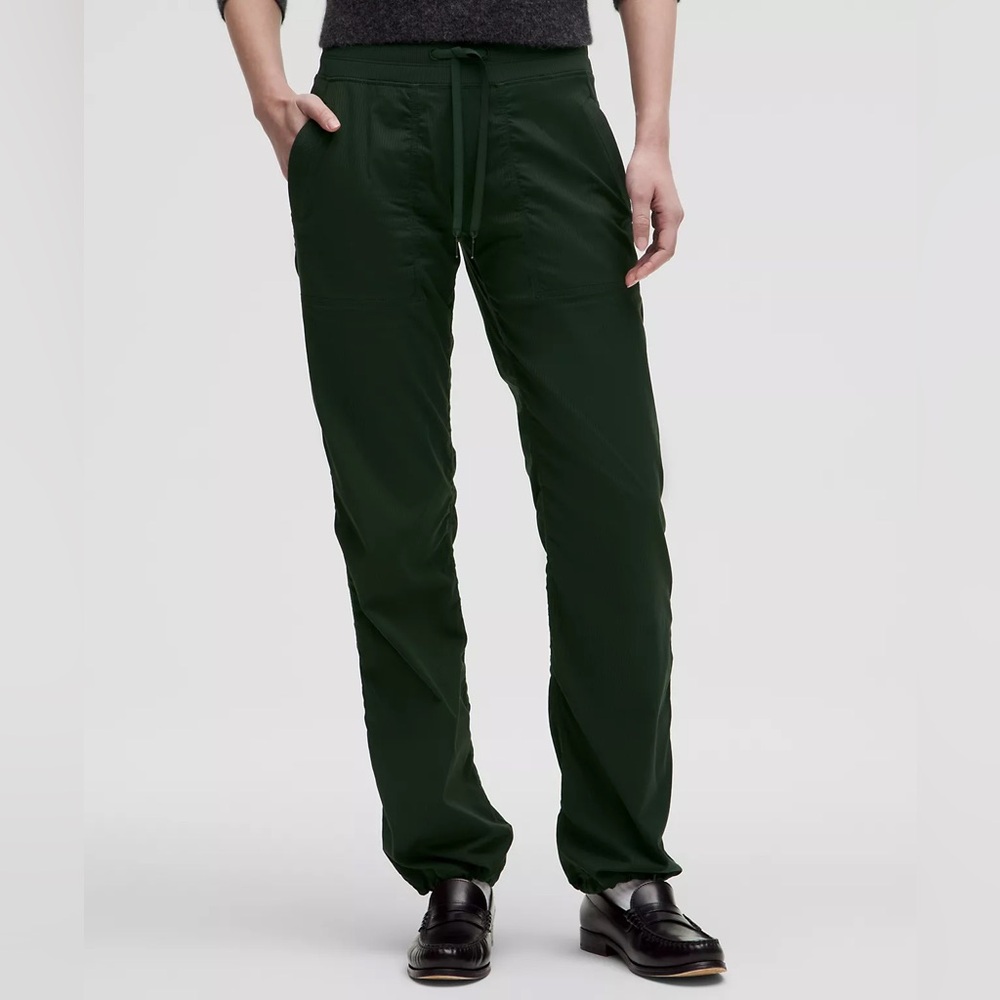 Lululemon Athletica Mid-Rise Dance Studio Pant in Forest Green Size 10 💚